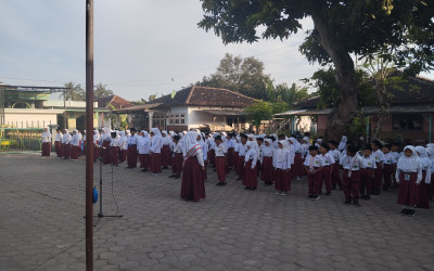 Bertema disiplin hiasi hari PGRI