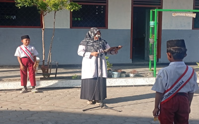 “Upacara Senin Penuh Makna: Kedisiplinan Rambut, Pakaian, dan Kuku Jadi Sorotan”